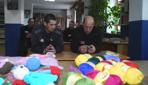 Волонтеры барнаульского клуба 28 петель вяжут вещи для недоношенных малышей