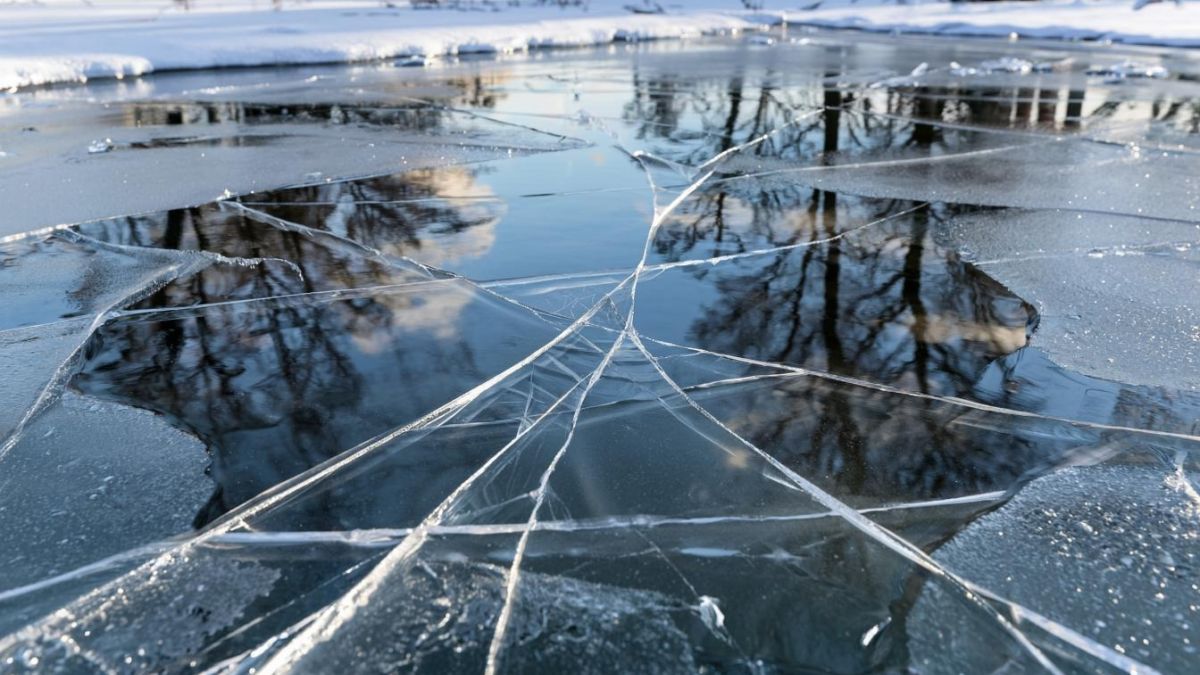 Тонкий лед, водоем