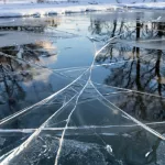 Барнаульцев встревожили дети, гуляющие по льду пруда в Изумрудном