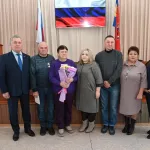 Александр Романенко вручил почетную награду отцу участника СВО в Локтевском районе