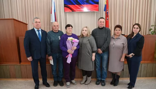 Александр Романенко вручил почетную награду отцу участника СВО в Локтевском районе