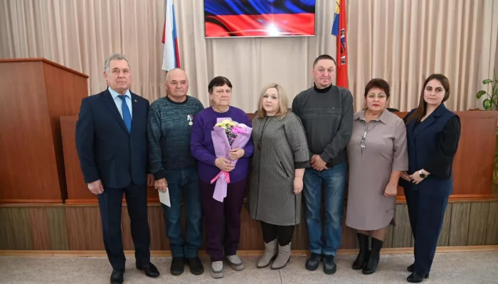Александр Романенко вручил почетную награду отцу участника СВО в Локтевском районе