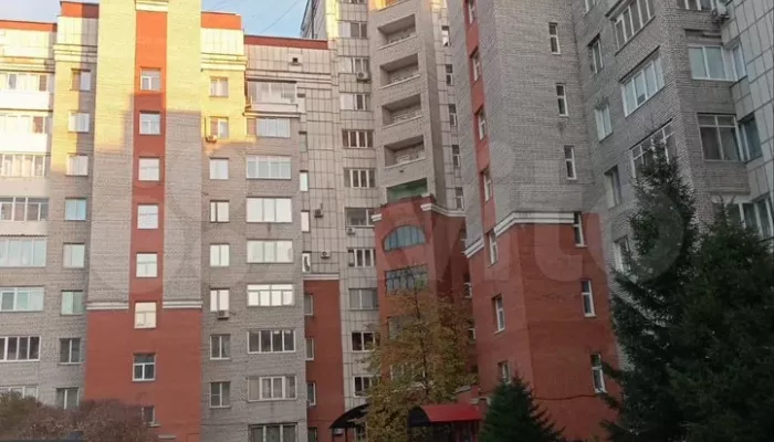 Квартиру с соседями-миллионерами, зимним садом и тремя туалетами продают в Барнауле