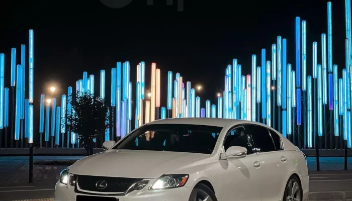 Перламутровый Lexus со спортивным режимом продают за 1,8 млн в Горно-Алтайске