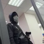 Не надо больше: в Новокузнецке вежливый грабитель отказался от лишних денег в банке