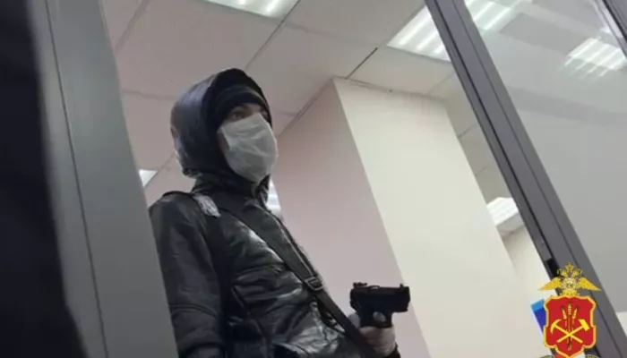Не надо больше: в Новокузнецке вежливый грабитель отказался от лишних денег в банке