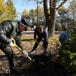 Глава Барнаула и спикер БГД поучаствовали в масштабном субботнике