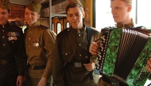 Барнаульцы покатались на Трамвае Победы накануне 9 мая