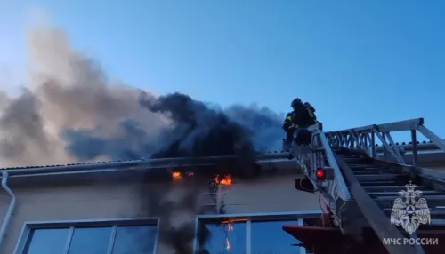 Площадь пожара в школьном спорткомплексе в Барнауле достигла 600 кв. метров