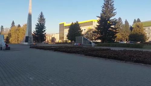 Между жителями Новоалтайска разгорелся спор из-за парковки у ТЦ Парк