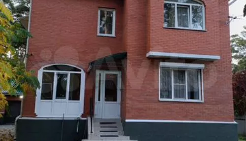 Кирпичную усадьбу среди величественных сосен продают в Барнауле за 55 млн рублей