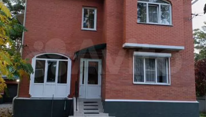 Кирпичную усадьбу среди величественных сосен продают в Барнауле за 55 млн рублей