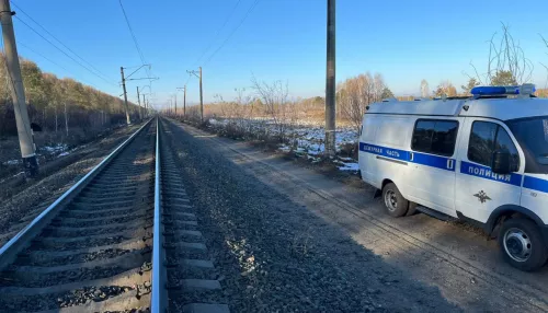 Поезд травмировал мужчину на железнодорожных путях в Алтайском крае
