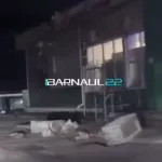 Потерял два колеса: автомобиль снес бордюры, знак и перевернулся в Алтайском крае