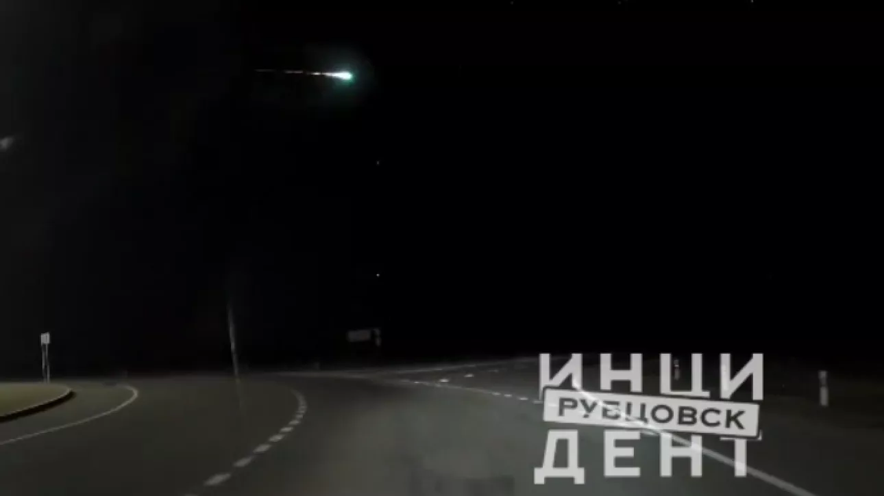 Яркий шар и хвост: метеор пронесся над Алтайским краем. Видео
