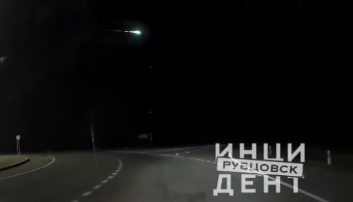 Яркий шар и хвост: метеор пронесся над Алтайским краем. Видео