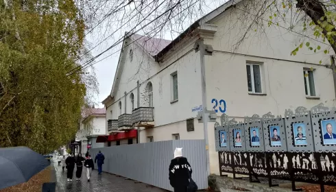 Приговорен, но не снесен: в центре Горно-Алтайска чахнет от старости дом героя СССР