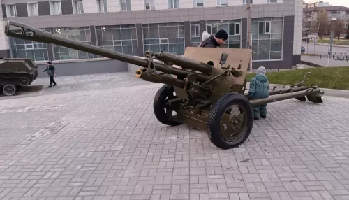 Военные пушки, стоявшие у краеведческого музея в Барнауле, переехали в центр. Фото