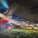 Появились фото самолета, выкатившегося за взлетно-посадочную полосу в Пулково