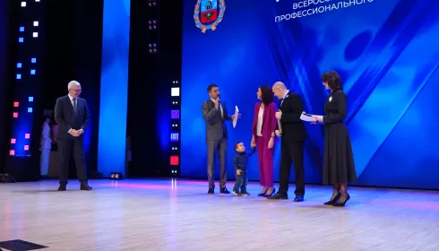 В Барнауле наградили победителей краевых конкурсов профессионалов и наставников