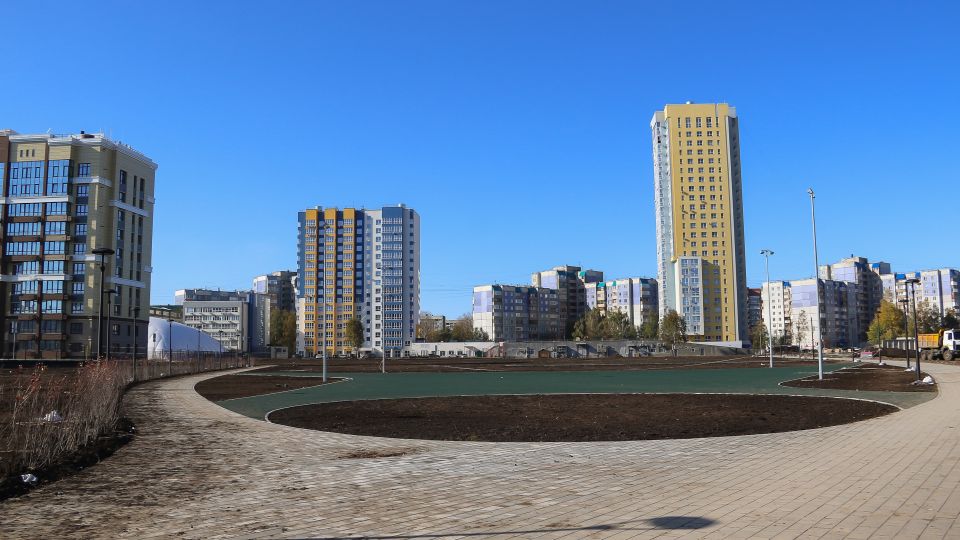 Финал благоустройства парка на улице Шумакова, 9 в Барнауле. Октябрь 2025 года
