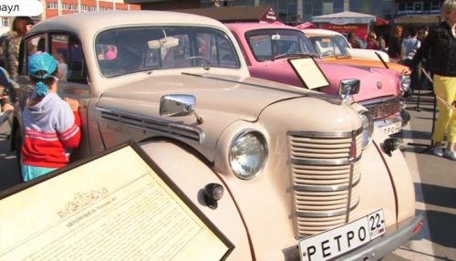 Чайка, Москвич, Волга: в Барнауле прошла выставка ретро-автомобилей
