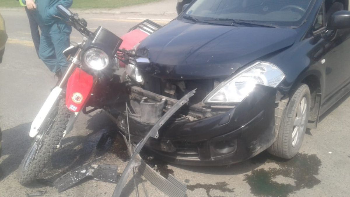 Мотоциклист в Бийске перелетел через автомобиль после столкновения с ним 