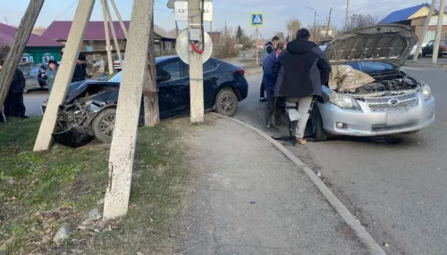 Иномарки разбились на перекрестке в Бийске, пострадала женщина