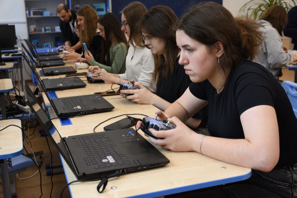 Старшеклассники и студенты колледжей Барнаула и Бийска освоили управление дронами и VR-технологиями Старшеклассники и студенты колледжей Барнаула и Бийска освоили управление дронами и VR-технологиями