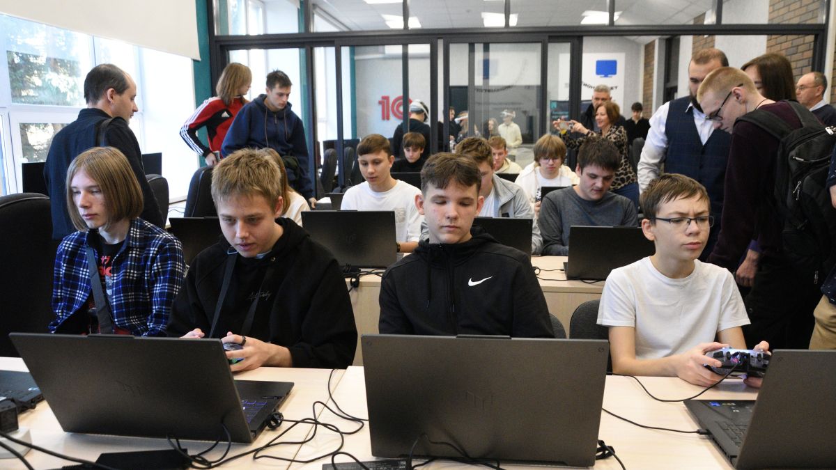 Старшеклассники и студенты колледжей Барнаула и Бийска освоили управление дронами и VR-технологиями