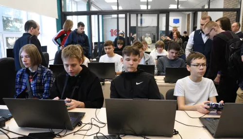 Старшеклассники и студенты освоили управление дронами и VR-технологиями