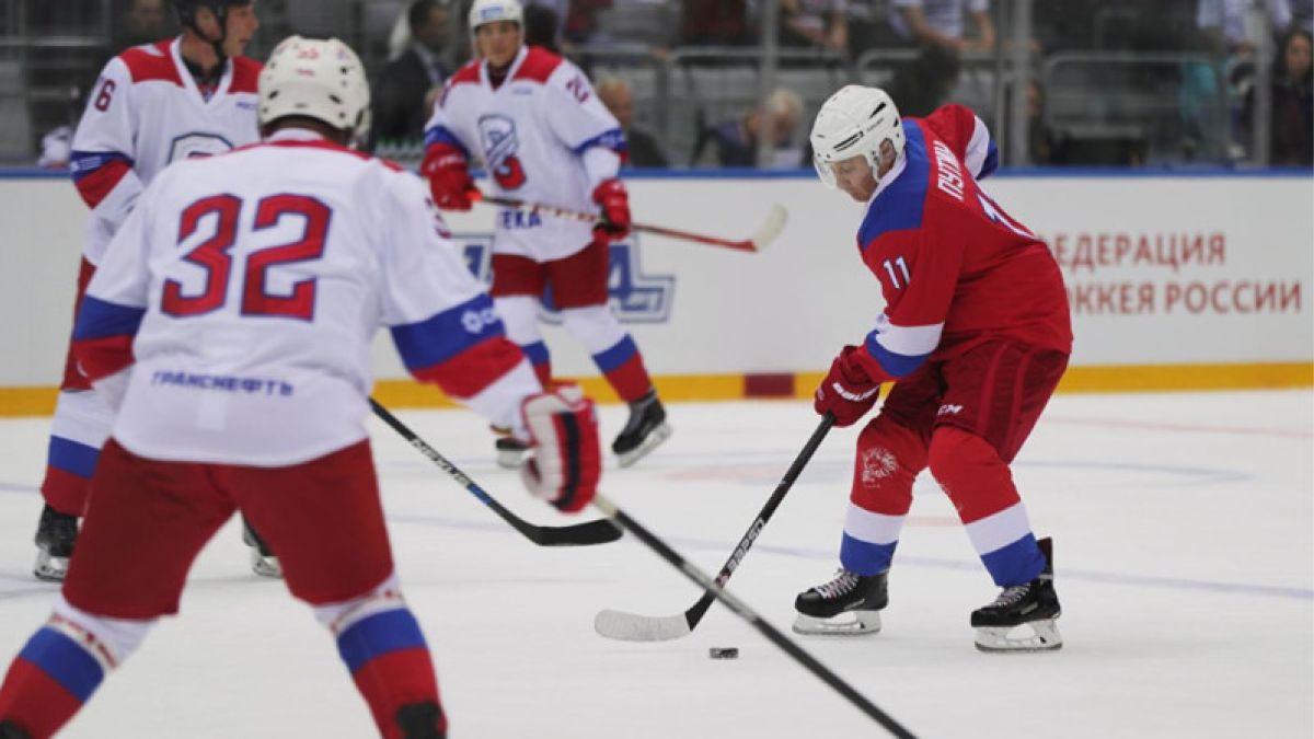 СМИ уточнили число заброшенных Путиным в матче НХЛ шайб