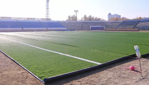 На стадионе Динамо в Барнауле укладывают новое покрытие футбольного поля. Фото