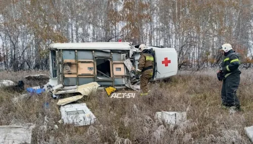 На трассе под Новосибирском перевернулась скорая с беременной пациенткой