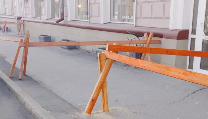 Штукатурка обсыпалась с фасада здания в центре Барнаула