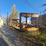 Новая зона отдыха с лавочками и световым потолком появилась в Барнауле. Фото