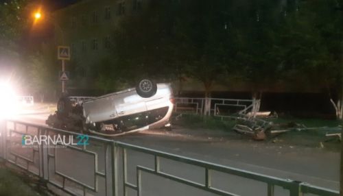 Иномарка после полицейской погони снесла ограждение и перевернулась в Барнауле