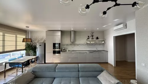 Видовую четырешку с двумя лоджиями продают за 25,9 млн рублей в Барнауле. Фото