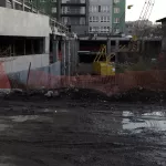 В долгострое на Петра Сухова дети играют в луже, а автовладельцы дерутся за парковку