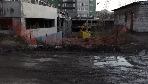 В долгострое на Петра Сухова дети играют в луже, а автовладельцы дерутся за парковку