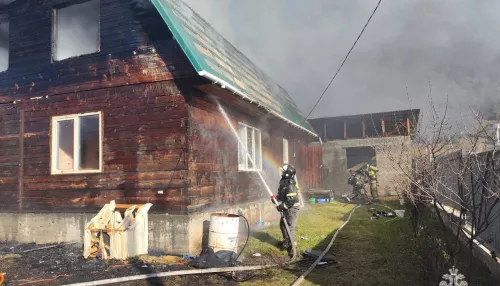 Крупный пожар в селе Республики Алтай оставил без крыши над головой многодетную семью