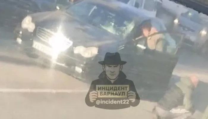 Молодой водитель на Mercedes сбил пешехода на зебре в Барнауле