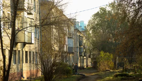 Осенний шарм Ближних Черемушек: фотовояж по уютным дворам спального района Барнаула