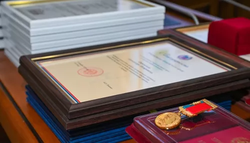 В Барнауле к празднику наградили работников дорожного хозяйства и транспорта. Фото