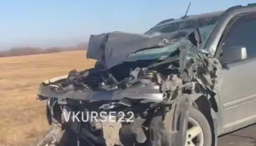 Кроссовер смяло после столкновения с КамАЗом на алтайской трассе