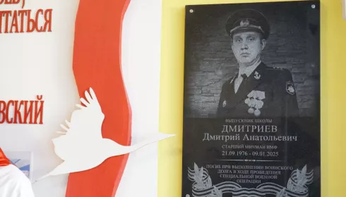 Память героя СВО увековечили в барнаульской школе № 99