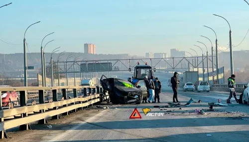 Новосибирец отскочил от автомобиля за миг до мощного удара. Видео