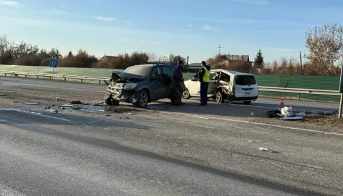 Две Toyota разбились в жестком ДТП недалеко от Березовки в Барнауле