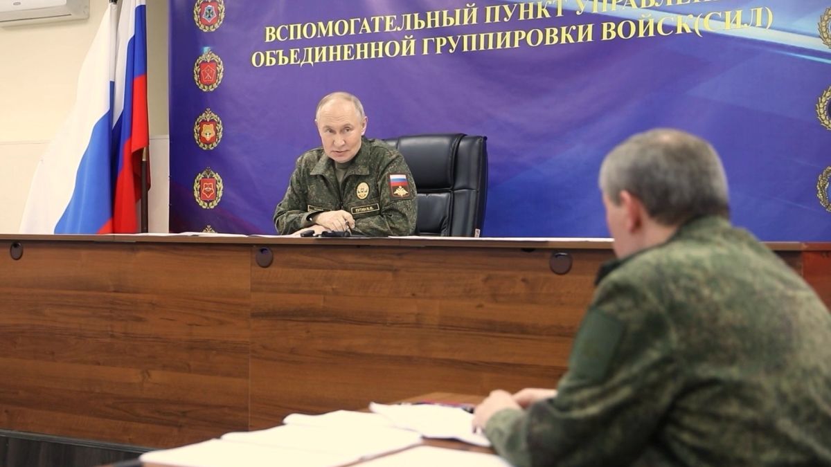 Окружение ВСУ и Буревестник: Путин провел совещание с руководством войск в зоне СВО Владимир Путин в пункте управления объединенной группировкой войск