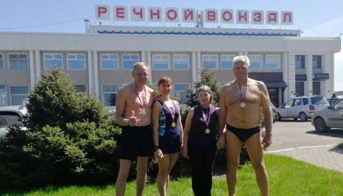 Алтайские моржи переплыли Обь в Барнауле в честь дня рождения Виктора Томенко